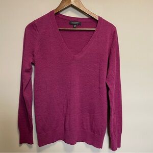 Banana Republic 100% Merino Wool V-Neck Sweater in Rich Magenta Pink Women’s M